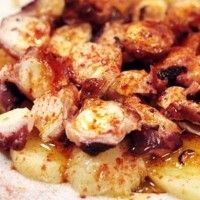 Pulpo a la gallega. Cocción al vapor para conservar más sabor y acompañado con puré de patata.
 - PULPO A LA GALLEGA