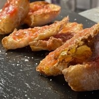 Pan con tamate de huerto aceite de oliva  y  sal. - PAN  CON  TOMATE 