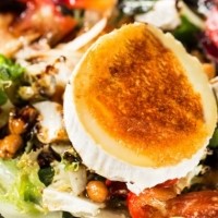 Mezclum, queso de cabra frances, frutos secos, frutas y vinagreta de higos
 - ENSALADA DE QUESO DE CABRA