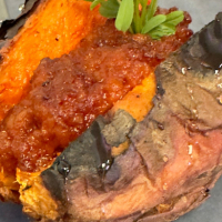 Boniato a la brasa,con sobrasada  e higos confitura
Producto de proximidad menorquin.
 - BONIATO A LA BRASA CON SOBRASADA Y CONFITURA DE HIGOS